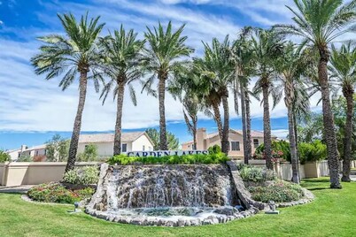 Tropical Paradise in Garden Lakes!