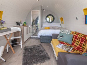 1 bedroom, bed sheets - 1 bedroom accommodation in Pembroke (Pembroke)