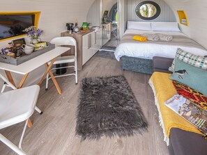 1 bedroom, bed sheets - 1 bedroom accommodation in Pembroke (Pembroke)