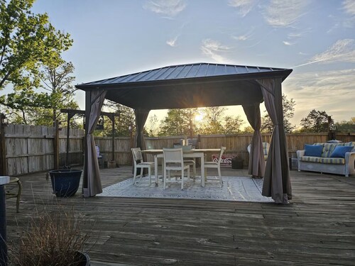 The Woods and Willow Room. 1 queen bed ..cot can be added and private bathroom