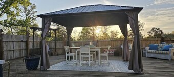 The Woods and Willow Room. 1 queen bed ..cot can be added and private bathroom