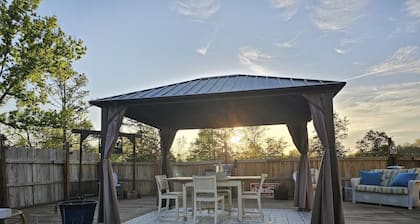 The Woods and Willow Room. 1 queen bed ..cot can be added and private bathroom