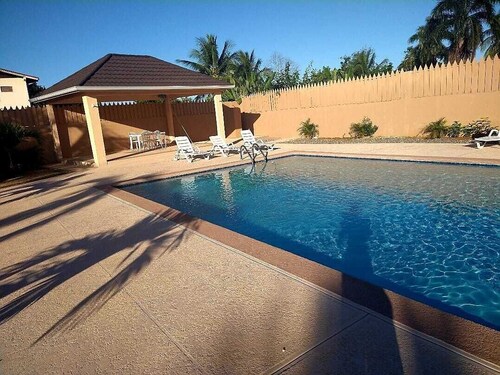 Javacay 2-Bedroom Town House Pool Wi-Fi Balcony