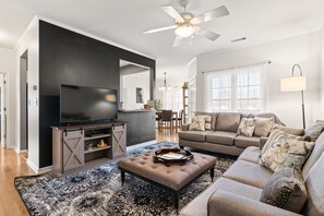 TV connectée, livres, chaîne hi-fi