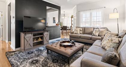 Cozy Creekwood Getaway on the Highway