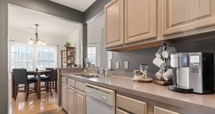 Cozy Creekwood Getaway on the Highway