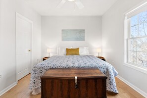 2 chambres, bureau, fer et planche à repasser, lit parapluie