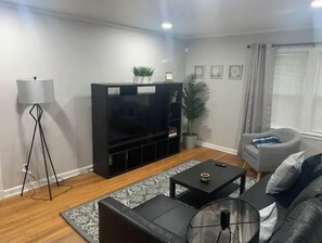 Living area - Midtown retreat! (Memphis)