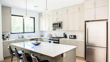 Coffee/tea maker, fridge, microwave, oven