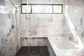 Combined shower/tub, hair dryer, towels