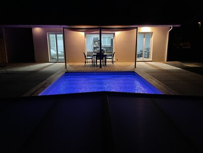 House sleeps 4 with heated indoor pool ( Maison L'Estuaire)