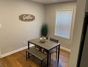 Dining - Peaceful Greenway retreat located in Memphis. (Memphis)