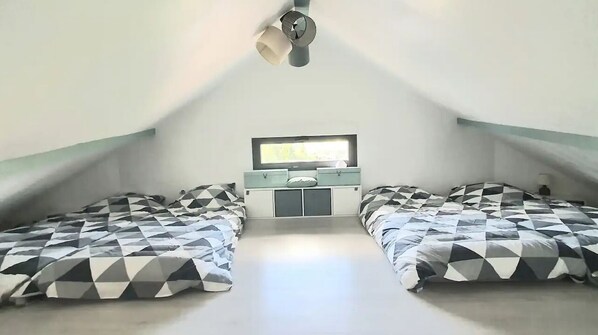 3 bedrooms, desk, iron/ironing board, travel cot