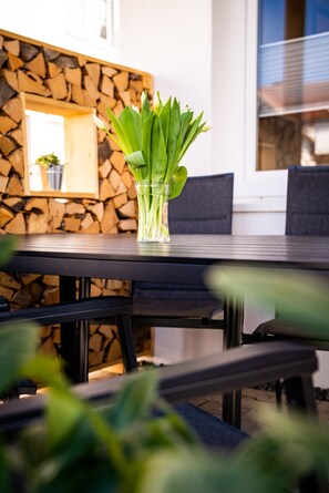 Outdoor dining - Newly renovated vacation apartment / vacation home Kleine Auszeit (Sonnenbühl)