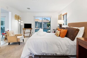 1 Schlafzimmer, italienische Bettbezüge von Frette, Schreibtisch