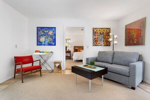 1 Schlafzimmer, italienische Bettbezüge von Frette, Schreibtisch