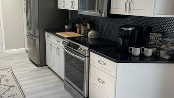 雪櫃、微波爐、焗爐、爐具