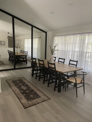 Dining - Siesta Key 4 bedrooms/ hot tub and pool- 13 minutes from beach! (Sarasota)