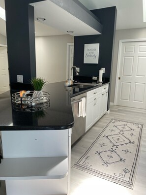 Fridge, microwave, oven, stovetop - Siesta Key 4 bedrooms/ hot tub and pool- 13 minutes from beach! (Sarasota)