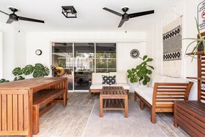 Outdoor dining - Siesta Key 4 bedrooms/ hot tub and pool- 13 minutes from beach! (Sarasota)