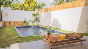 Utendørsbasseng og et oppvarmet basseng