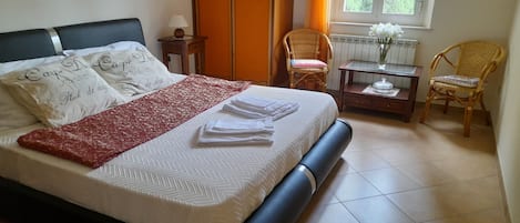 2 bedrooms, travel crib, free WiFi, bed sheets