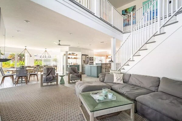 Smart TV, fireplace - Stunning Luxury Riverfront Pool Home with Boat Dockage (Oak Hill)