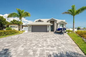 Exterior - Stunning Luxury Riverfront Pool Home with Boat Dockage (Oak Hill)