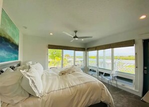 5 bedrooms, iron/ironing board, WiFi, bed sheets - Stunning Luxury Riverfront Pool Home with Boat Dockage (Oak Hill)