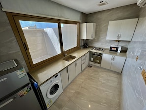 Villa Confort | Cocina privada | Refrigerador, microondas, parrilla de estufa y tetera eléctrica
