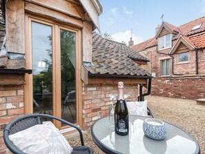Outdoor dining - A lovely base for a relaxing break close to Stamford. (Castle Bytham, near Stamford)