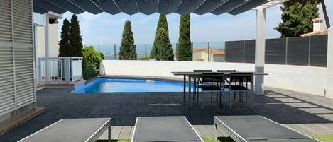 تناول الطعام بالخارج