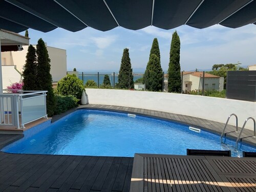 Sea view apartment with private pool