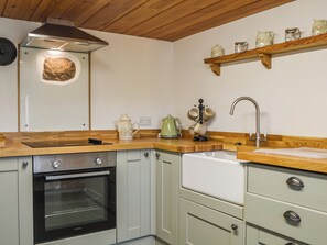 Højstol, køkkentøj/tallerkener/redskaber