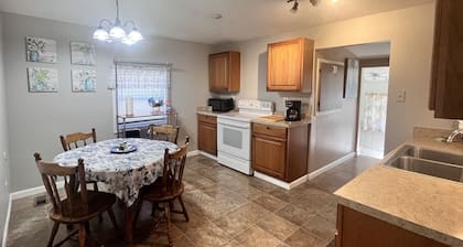 Cozy 2 bedroom house.within a hour to Lakes, Music venues, Historic Frankenmuth