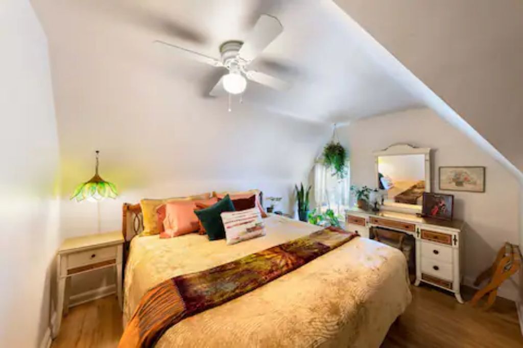 Lakewood Loft | Retro apartment | Super walkable