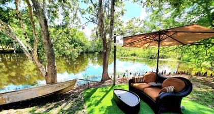 Serendipity Lakehouse with dock, canoes and kayaks plus we are pet friendly!
