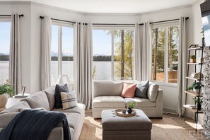 Smart TV, chimenea, futbolito y tenis de mesa 