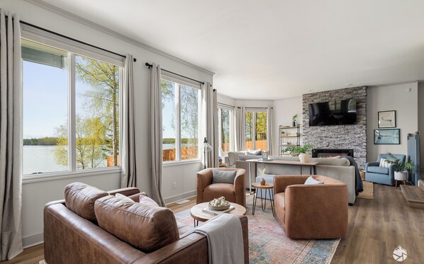 Smart TV, chimenea, futbolito y tenis de mesa 