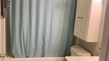 Duschwanne, kostenlose Toilettenartikel, Handtücher