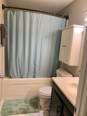 Ducha y bañera combinadas y artículos de higiene personal gratuitos