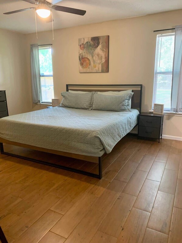 3 bedrooms, iron/ironing board, WiFi, bed sheets