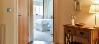 2 bedroom accommodation in Leatherhead, near Surrey