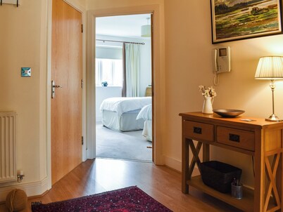 2 bedroom accommodation in Leatherhead, near Surrey