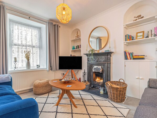 TV, fireplace - Y Tŷ Glas is a charming terraced cottage in New Quay. (New Quay)
