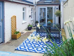 Outdoor dining - Y Tŷ Glas is a charming terraced cottage in New Quay. (New Quay)