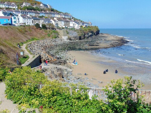 Y Tŷ Glas is a charming terraced cottage in New Quay.