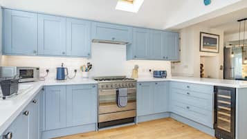 Dishwasher, cookware/dishes/utensils