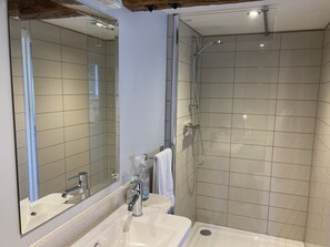 Cottage, Private Bathroom, Garden View | Bathroom