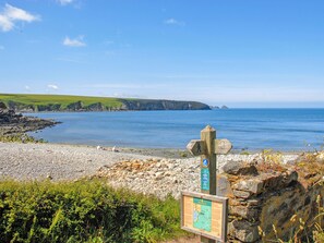 Beach - 2 bedroom accommodation in Castlemorris (Castlemorris)